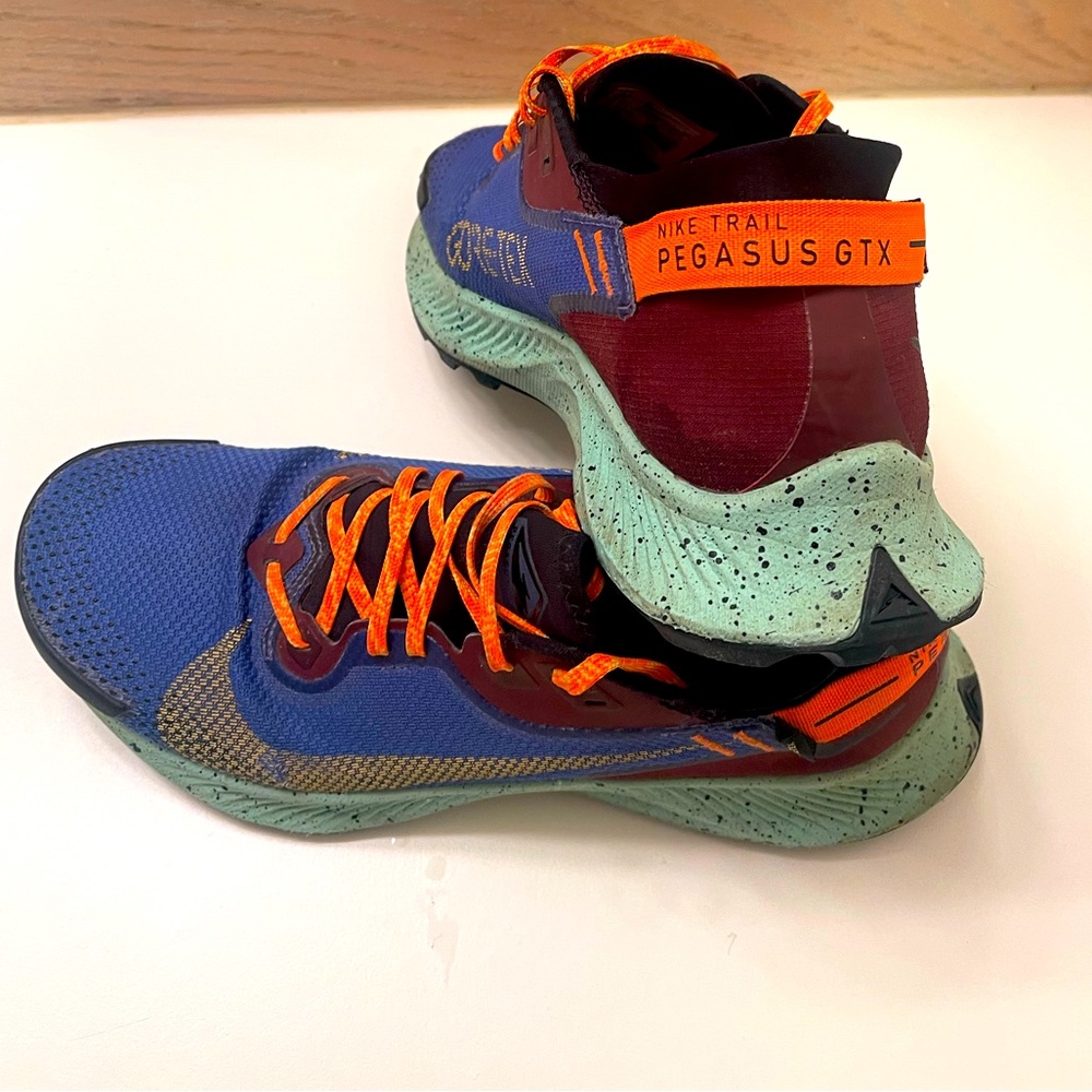 Trail sneakers